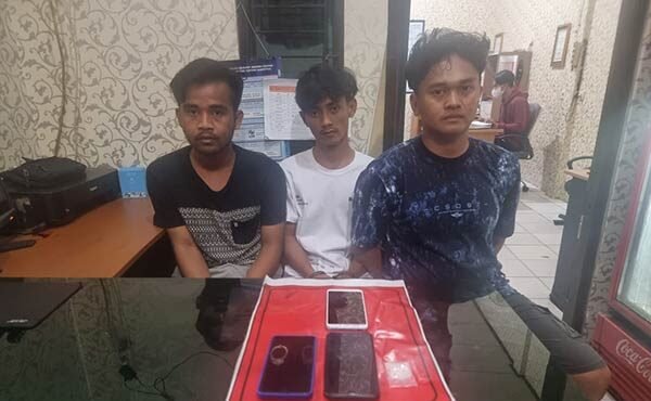TIGA-PEMUDA-PENGEDAR-SABU Tiga pemuda budak sabu