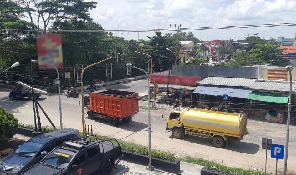 truk melintas dalam kota