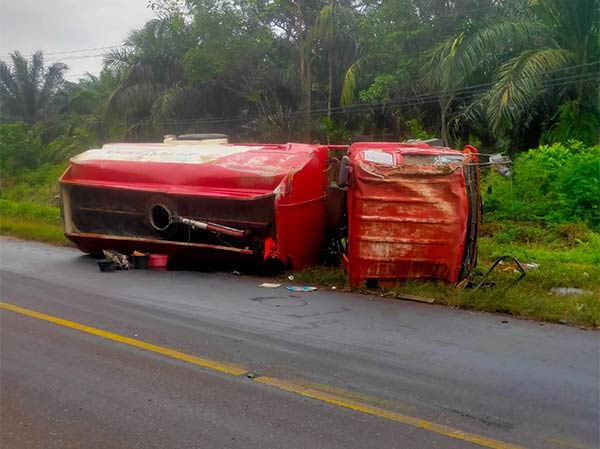 truk pertamina terbalik
