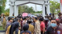 Ratusan tenaga kontrak yang tidak lulus seleksi saat melakukan aksi di depan Kantor DPRD Kalteng