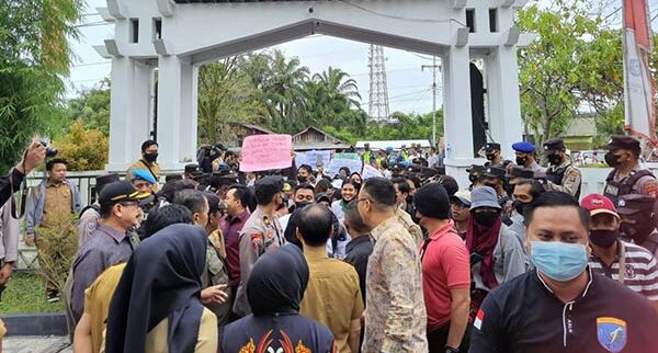 Ratusan tenaga kontrak yang tidak lulus seleksi saat melakukan aksi di depan Kantor DPRD Kalteng