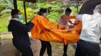 EVAKUASI: Korban saat ditemukan dalam keadaan membusuk di dalam rumahnya di Jalan MT Haryono, RT 06, Desa Kumpai Batu Bawah, Kecamatan Arsel Kabupaten Kobar, Senin (11/7)