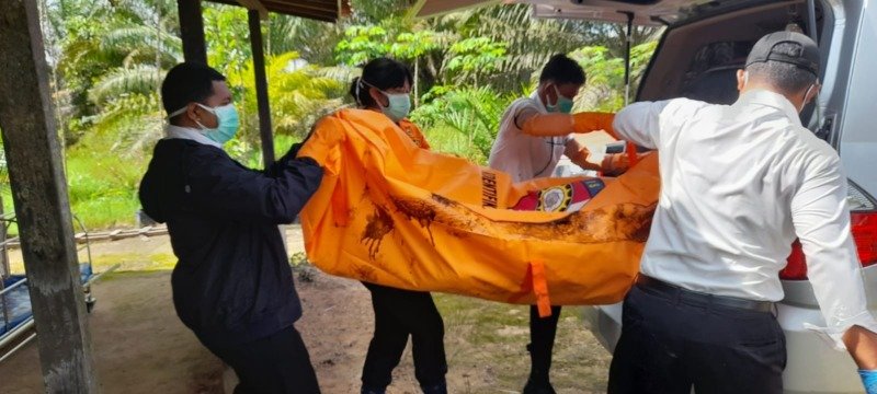 EVAKUASI: Korban saat ditemukan dalam keadaan membusuk di dalam rumahnya di Jalan MT Haryono, RT 06, Desa Kumpai Batu Bawah, Kecamatan Arsel Kabupaten Kobar, Senin (11/7) EVAKUASI: Korban saat ditemukan dalam keadaan membusuk di dalam rumahnya di Jalan MT Haryono, RT 06, Desa Kumpai Batu Bawah, Kecamatan Arsel Kabupaten Kobar, Senin (11/7)
