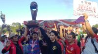 Tim dari All Star Palangka Raya ketika mengangkat Piala Agustiar