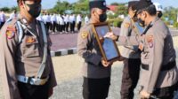 Kapolres Katingan AKBP Sonny Bhakti Wibowo ketika memimpin upacara PTDH dua personelnya