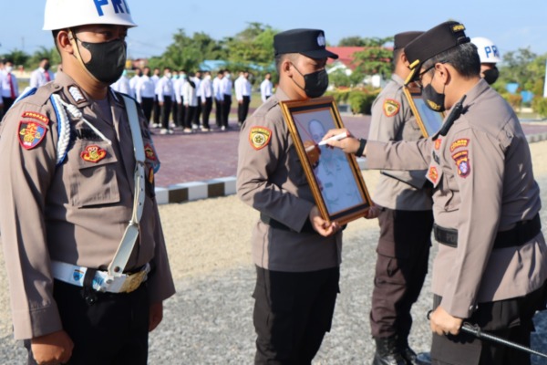 Kapolres Katingan AKBP Sonny Bhakti Wibowo ketika memimpin upacara PTDH dua personelnya