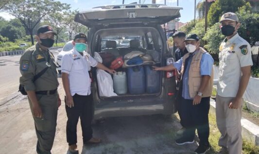 Tim gabungan terdiri Disperindagkop Kota Palangka Raya, Satpol PP dan pihak Pertamina kembali mengamankan ratusan liter BBM jenis Pertalite, tidak jauh dari sebuah SPBU di Jalan Yos Sudarso Palangkaraya, baru-baru tadi.(istimewa