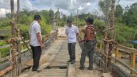 Kepala DPU Kabupaten Gumas Baryen ketika meninjau perbaikan jembatan Sei Konjoi