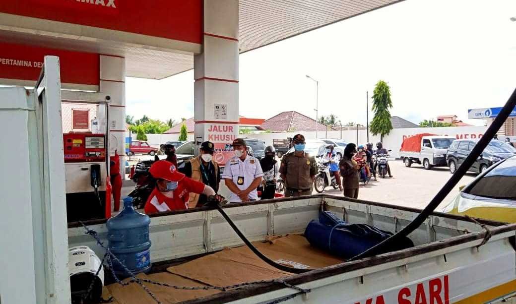 TERAPKAN KEBIJAKAN Tim Gabungan Kota Palangka Raya yang terdiri dari Dinas Perdagangan Koperasi UKM dan Perindustrian, Satpol PP, Pertamina dan Bagian Ekosda saat langsung mengawasi antrean pengisian BBM