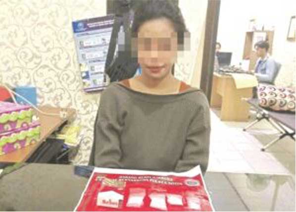 Wilia Dewi alias Welly (19) ditangkap karena menjadi pengedar sabu-sabu.