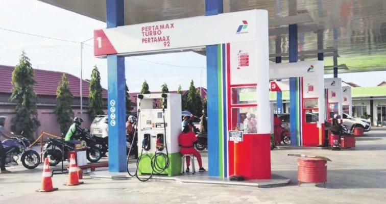 SPBU : Terlihat antrean kendaraan di salah satu SPBU di Kota Palangka Raya yang masih terjadi, meskipun tak sepanjang antrean sebelumnya.