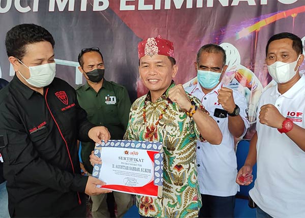 agustiar terima pin emas pwi