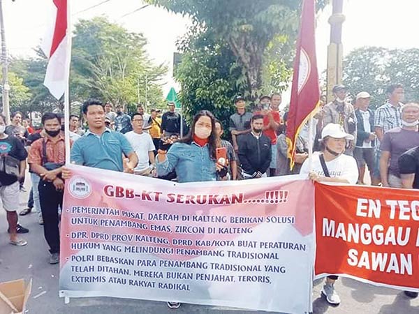 aksi damai protes penangkapan penambang ilegal