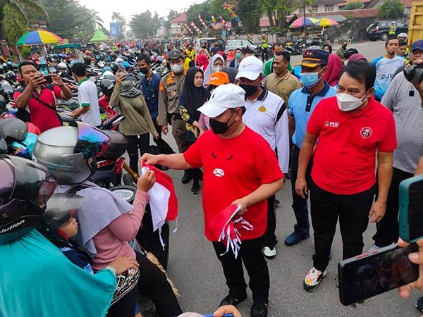 bupati kotim bagi bendera