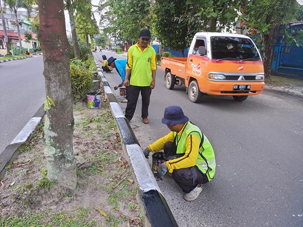 cat median jalan kota sampit