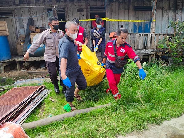evakuasi jenazah penghuni kos tewas