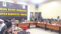 ketua dprd seruyan memimpin rapat