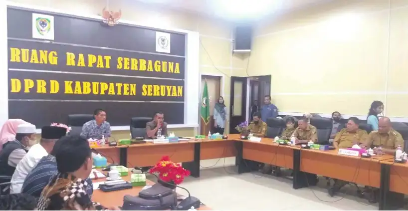 ketua dprd seruyan memimpin rapat