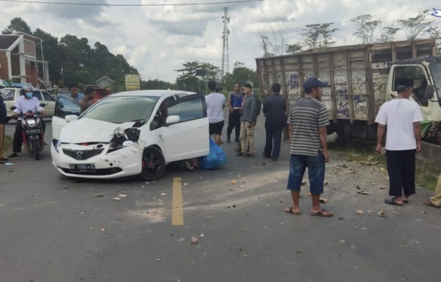 Pulang Pisau,Honda Jazz,kecelakaan,tabrakan mobil di pulang pisau,kecelakaan dipulang pisau,kecelakaan hari ini,tabrakan mobil,radar sampit