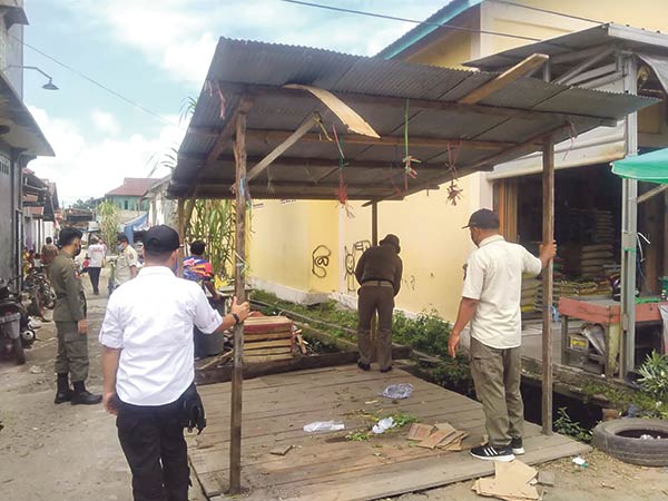 satpol pp bongkar bangunan