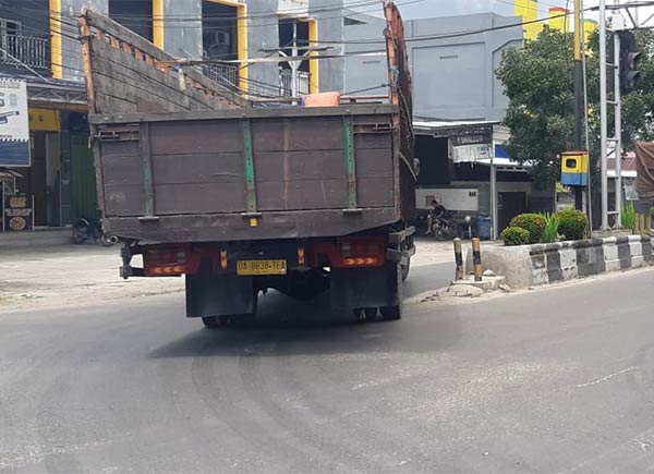 truk masuk kota sampit