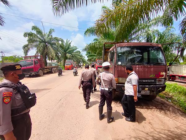 truk petikemas ditinggal