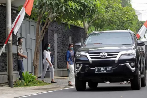 tim dari lembaga perlindungan saksi dan korban (lpsk) keluar dari kediaman istri irjen pol ferdy sambo