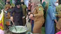 wabup dan ketua dprd kotim masak bubur asyura