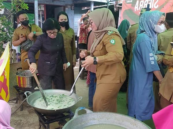 wabup dan ketua dprd kotim masak bubur asyura