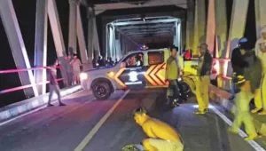 tabrak jembatan