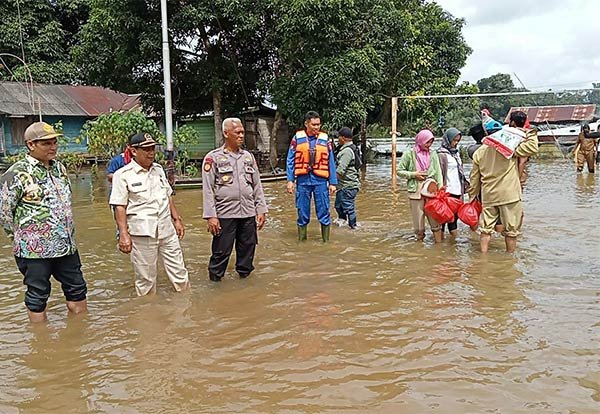 BANTUAN-BANJIR-DIKIRIM-LEWAT-SUNGAI bantuan banjir dikirim lewat sungai