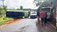 dua truk tabrakan hingga terbalik