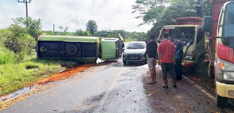 dua truk tabrakan hingga terbalik