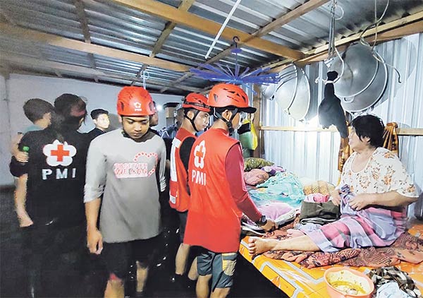 evakuasi warga terjebak banjir