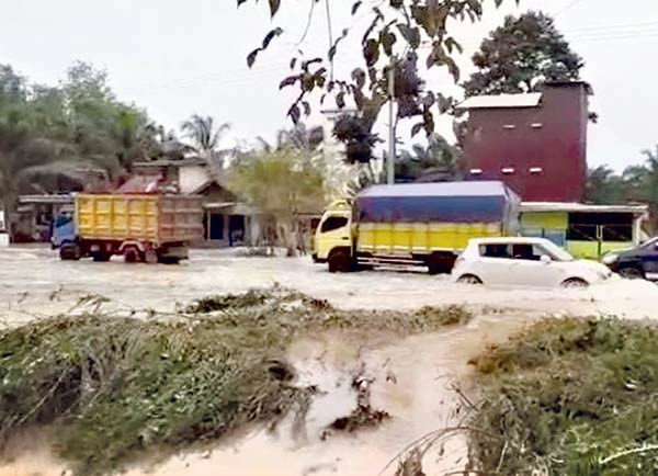 jalan parenggean terendam banjir