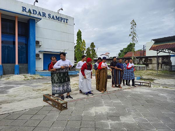 lomba balap sarung pria