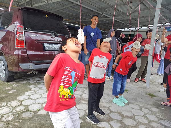 lomba makan kerupuk anak anak