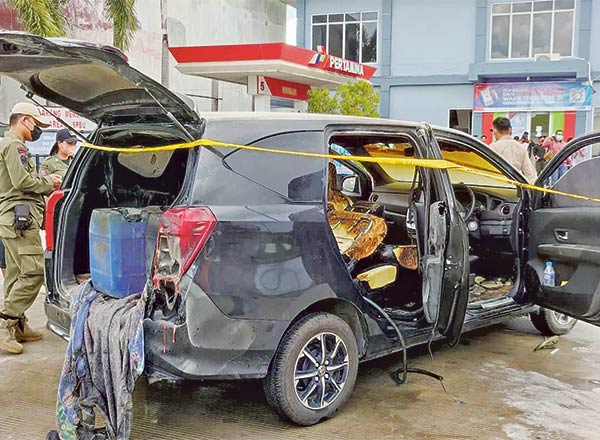 mobil pelangsir terbakar