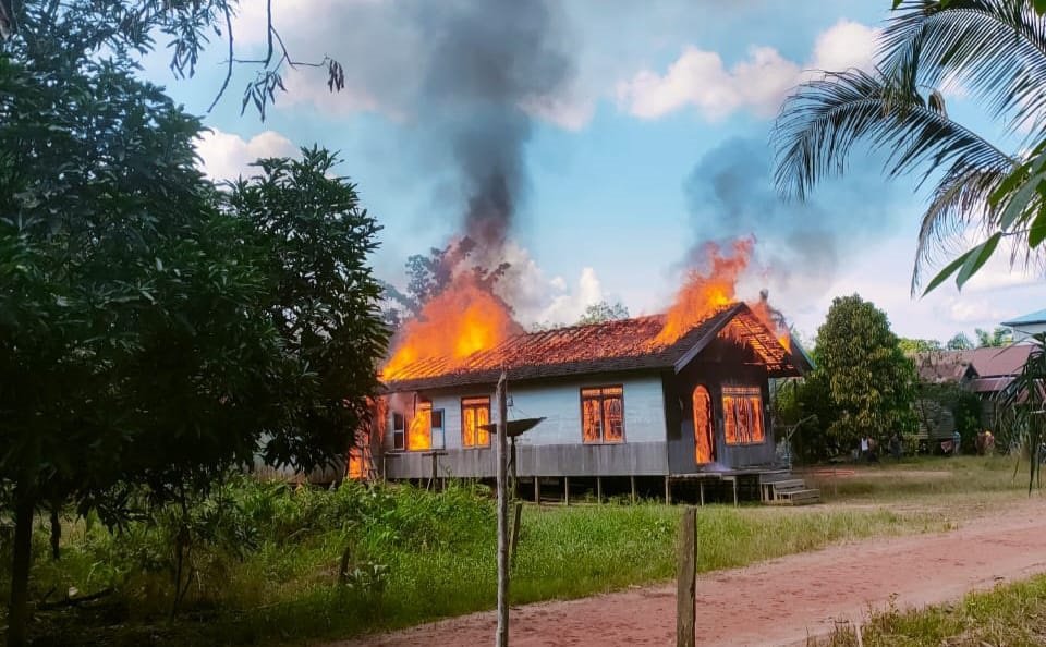 Desa Dehes RT 1 dan RW 1,Kecamatan Sanaman Mantike,Kabupaten Katingan,kebakaran,kebakaran rumah di katingan,berita kebakaran di katingan,berita katingan,radar sampit