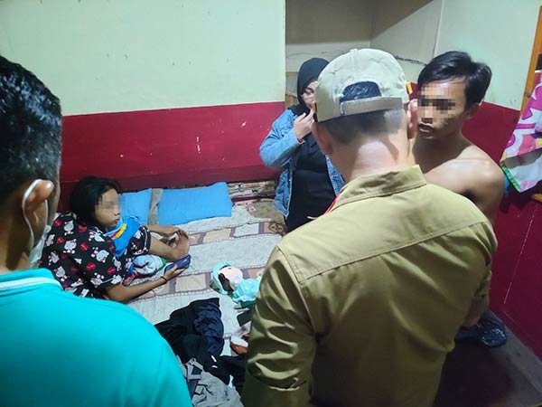 PASANGAN-PESUM-KEPERGOK-NGAMAR pasangan pesum kepergok ngamar