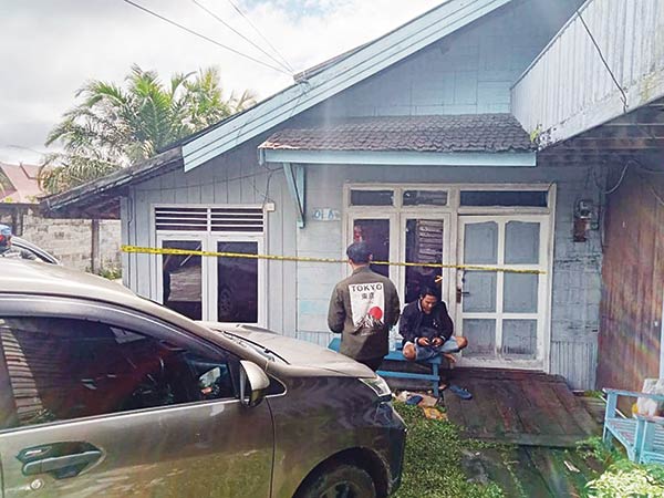 rumah pasutri tewas dibantai