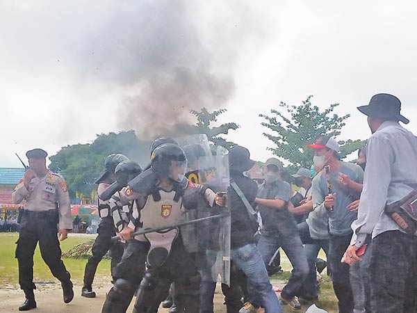 simulasi demo bbm polres kobar