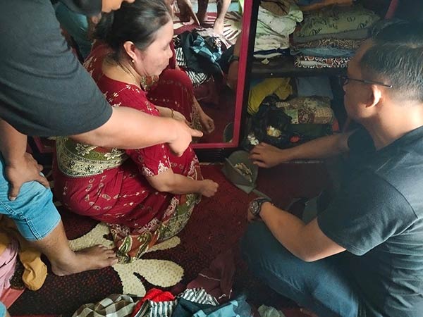 wanita setengah abad simpan zenith