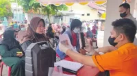 warga kotim saat mengambil bantuan sosial di kantor pos sampit