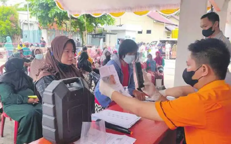 warga kotim saat mengambil bantuan sosial di kantor pos sampit