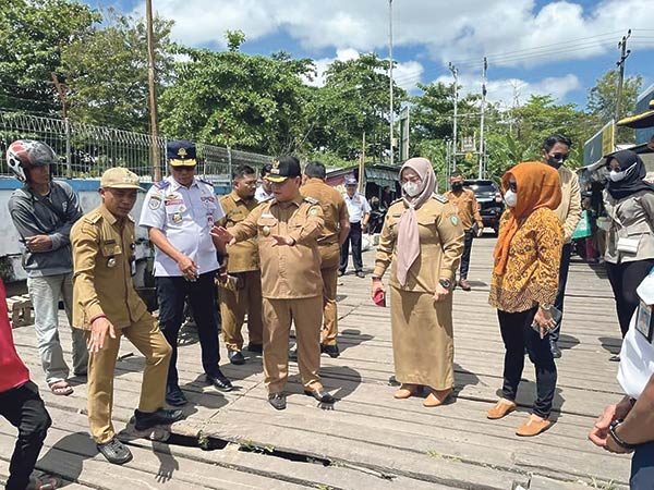 bupati kotim tinjau dermaga penyeberangan