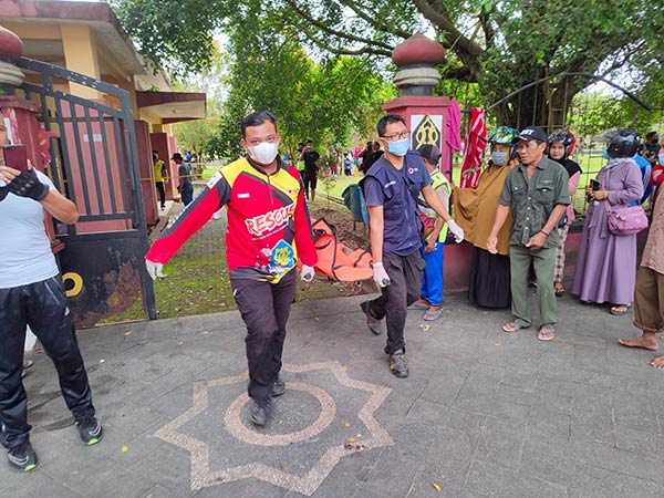 evakuasi jenazah pengamen