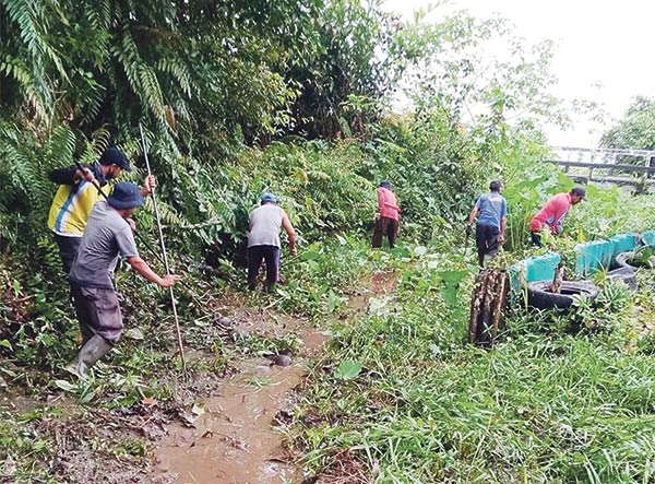 gotong royong bersihkan sungai