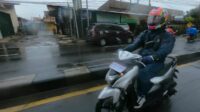 hati hati berkendara motor di musim hujan