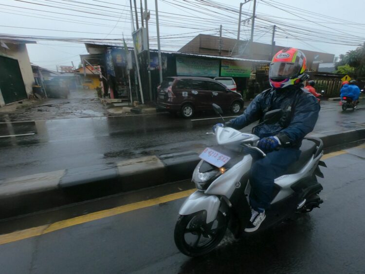 hati hati berkendara motor di musim hujan
